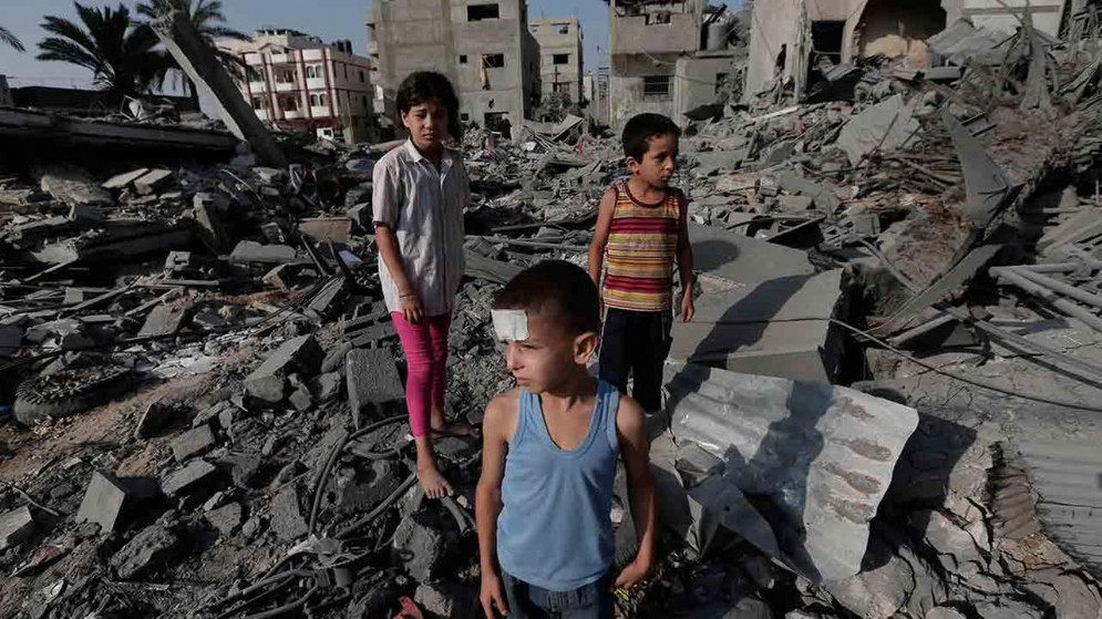 Παιδιά ανάμεσα στα ερείπια της Γάζας