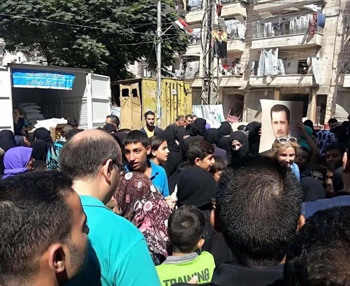 Κάντε κλικ για μεγέθυνση πολίτες στους δρόμους πανηγυρίζουν χαλέπι