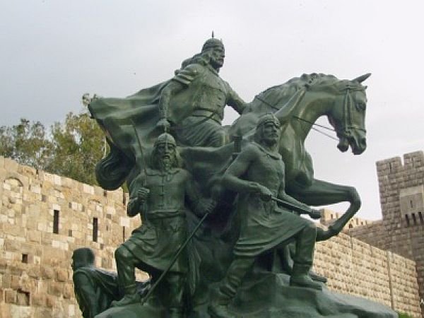  άγαλμα του Κούρδου στρατηγού Σαλαντίν 
