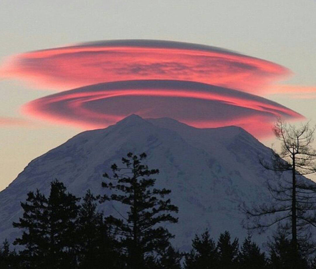 Κάντε κλικ για μεγέθυνση Lenticular clouds at My Rainier
