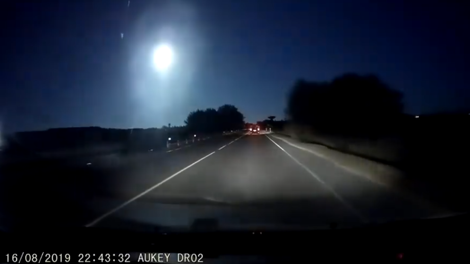 httExtremely bright meteor