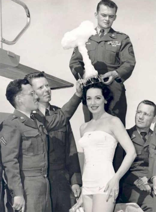 Κάντε κλικ για μεγέθυνση Miss Atom Bomb 1950