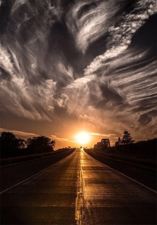 Κάντε κλικ για μεγέθυνση Sunset sky over Highway 30