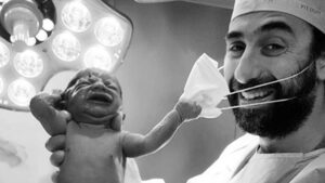 Νεογέννητο τραβά τη μάσκα του γιατρού