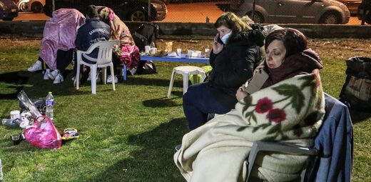 Οι κάτοικοι πέρασαν τη νύχτα τους μετά τον σεισμό έξω